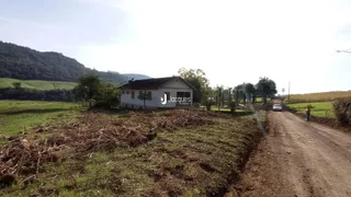 Foto da fachada de uma casa em uma área rural no Brasil.