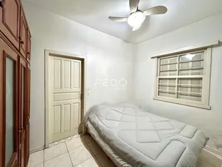 Quarto com cama e janela em um imóvel no Brasil.