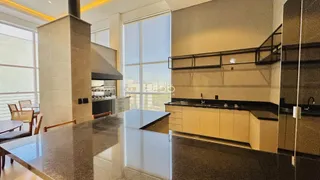 Foto de uma cozinha moderna com ilha e armários em Lajeado.