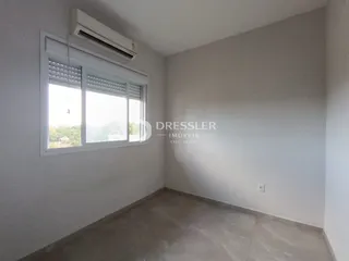 Vista interna de um cômodo com janela e ar-condicionado.
