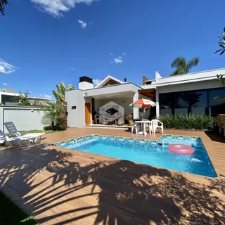 Foto da área de piscina e jardim de uma residência moderna em Lajeado.