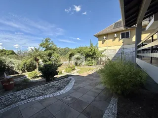 Vista externa de um jardim com área pavimentada em Lajeado, Brasil.