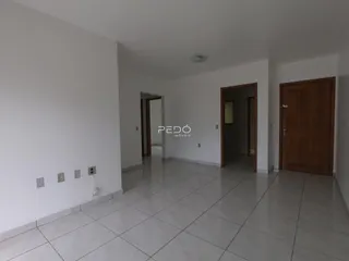 Hall de entrada de uma propriedade com piso de cerâmica e paredes brancas.