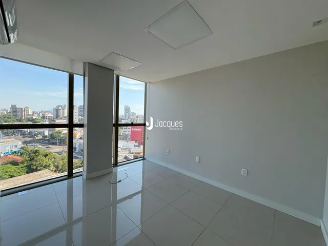 Sala ampla com vista para a paisagem urbana.