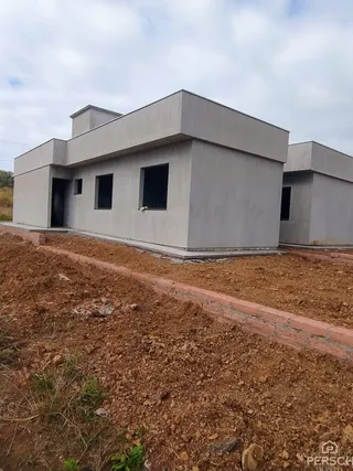 Fachada externa de uma casa moderna em Lajeado, Brasil, com fundação de tijolos aparentes.