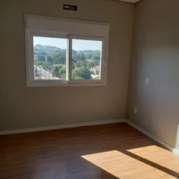 Sala de estar com grande janela que oferece vista para a paisagem.