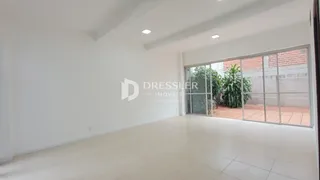 Sala de estar ampla com piso de cerâmica e porta de vidro que dá para o quintal.