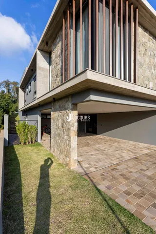 Fachada de um imóvel em Lajeado, Brasil com revestimento de pedra.