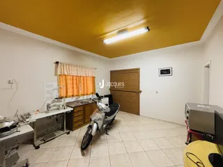 Ambiente interno de uma sala com piso de cerâmica e armários de madeira.