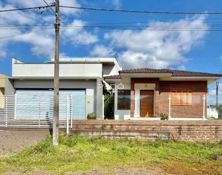 Fachada de uma casa em Lajeado, Brasil, com muro e portão.
