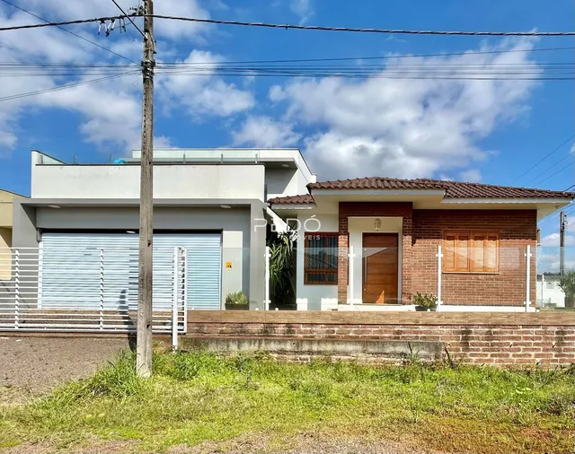 Fachada de uma casa em Lajeado, Brasil, com muro e portão.