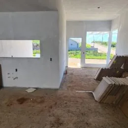 Foto de um ambiente interno com piso de carpete.