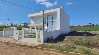 Fachada de uma casa branca em Lajeado, Brasil.