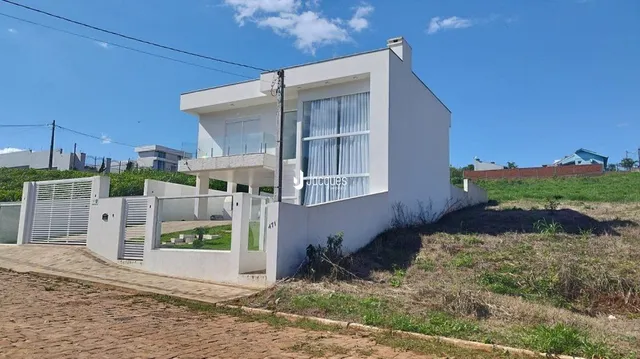 Fachada de uma casa branca em Lajeado, Brasil.