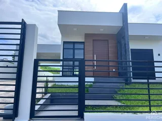 Fachada moderna de uma residência em Lajeado, Brasil, com portão de segurança preto.