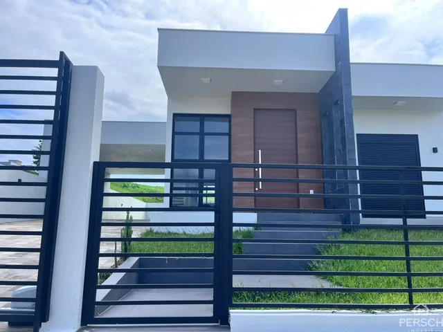Fachada moderna de uma residência em Lajeado, Brasil, com portão de segurança preto.