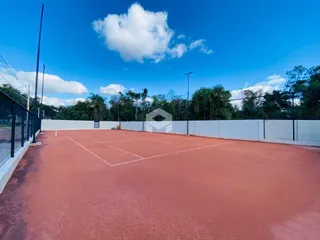 Uma quadra externa pavimentada com marcações brancas.