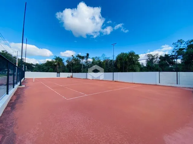 Uma quadra externa pavimentada com marcações brancas.