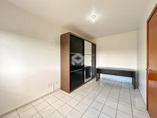 Vista interna de um cômodo com piso de cerâmica e armário embutido.