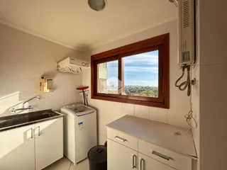 Foto interna de um ambiente com janela e bancada.