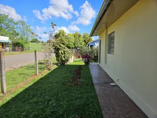 Fachada de uma casa em Lajeado, Brasil, com jardim e cerca.