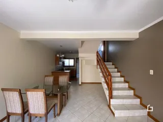Hall com escadaria e piso claro em imóvel no Brasil.