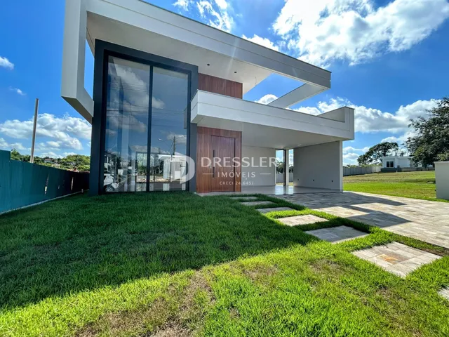 Fachada moderna de uma casa em Lajeado, Brasil, com jardim gramado.