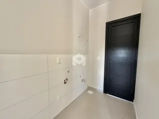 Hall de entrada de uma residência com paredes brancas.