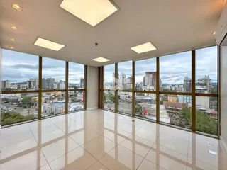 Sala de estar com vista panorâmica da cidade de Lajeado.