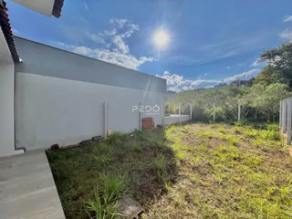 Fachada de uma propriedade em Lajeado, Brasil, com um terreno gramado à frente.