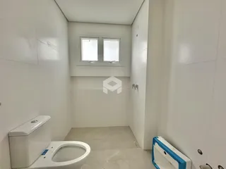 Foto de um banheiro interno com revestimento branco.