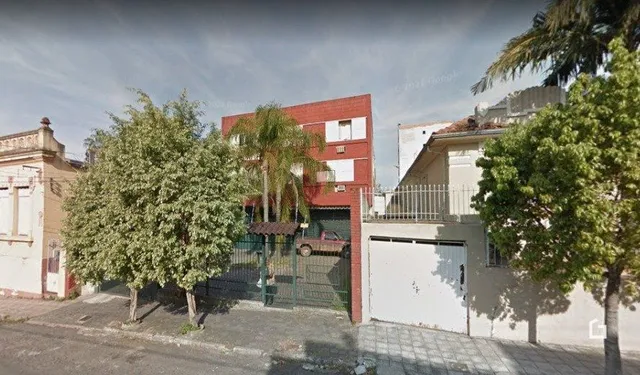 Fachada de uma residência em Lajeado, Brasil, com vegetação ao redor.