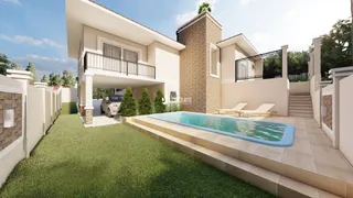 Vista externa de uma residência com piscina e jardim.