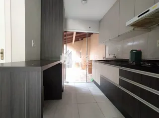 Vista de um corredor interno com armários e porta de acesso.