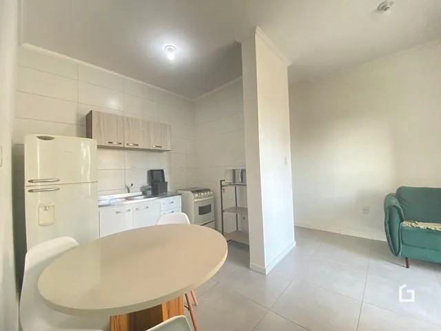 Imagem de uma cozinha e sala de jantar em um imóvel.