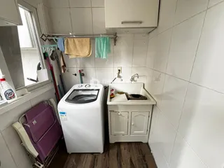 Foto de um cômodo interno com máquina de lavar e pia em um imóvel no Brasil.