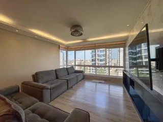 Sala de estar ampla com vista para o horizonte da cidade.
