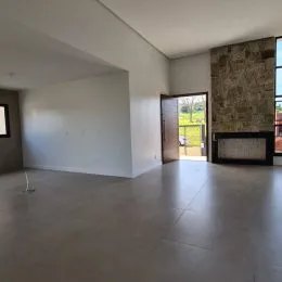 Foto de um espaço interno amplo com piso claro.