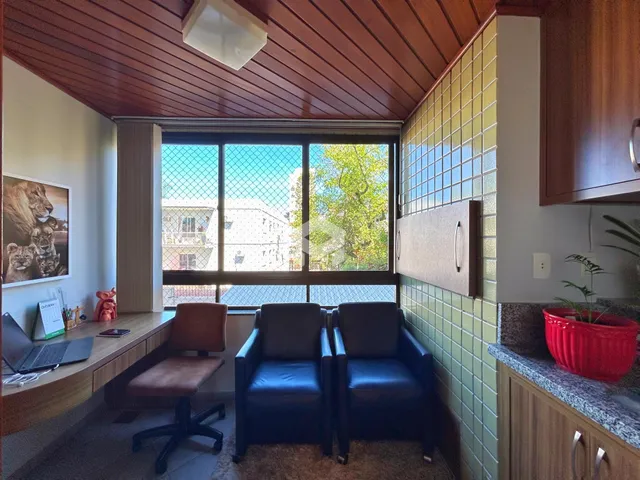 Ambiente interno de uma sala com vista para o exterior.