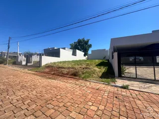 A foto mostra a fachada de uma casa moderna em Lajeado com um pátio de tijolos no primeiro plano.