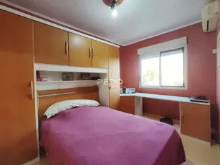 Quarto com armários de madeira e janela em uma residência.