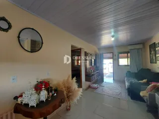 Ambiente interno de uma sala com paredes amarelas e teto de painéis brancos.