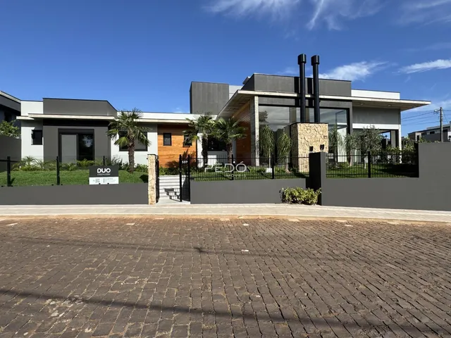 Fachada moderna de uma casa em Lajeado, Brasil.