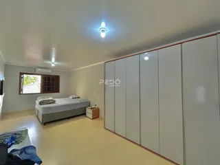 Quarto com armários embutidos e janela em um imóvel em Lajeado.