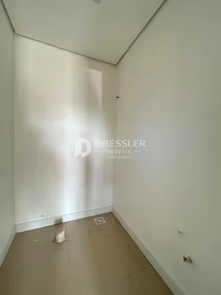 Foto de um interior com paredes brancas e piso claro.