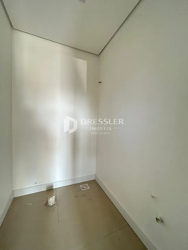 Foto de um interior com paredes brancas e piso claro.