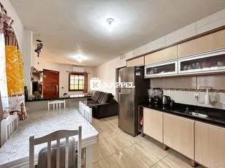 Foto de uma cozinha e sala de jantar com armários modernos e piso de madeira clara.