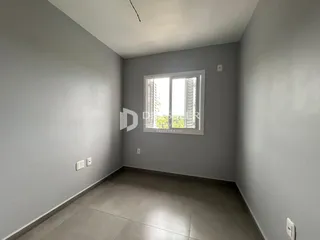 Vista interna de um ambiente com paredes cinzas e piso claro.