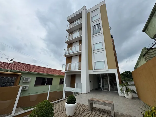 Fachada de um prédio residencial moderno com varandas em Lajeado, Brasil.