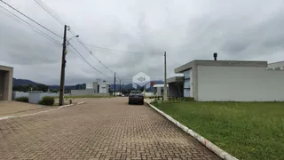 Vista da fachada de uma residência em Lajeado, Brasil, com entrada pavimentada e gramado.